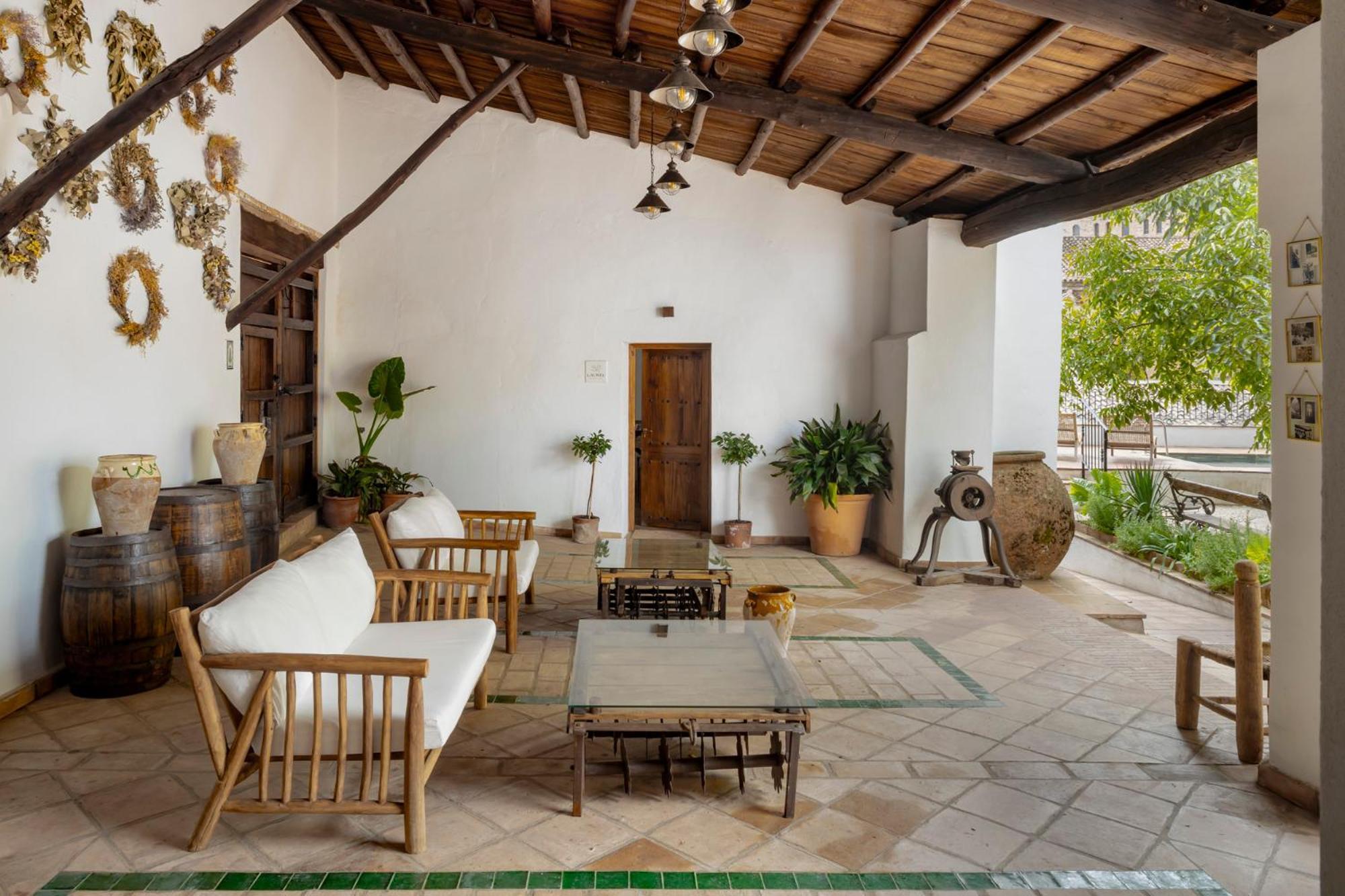 Apartamentos Turisticos El Patio Del Nogal Guadalupe  Exterior foto